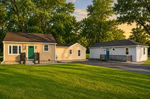 1735 S Fairbanks St, Griffith, IN 46319 - Photo 1