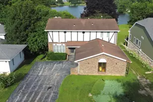 1076 Shoreline Rd, Crown Point, IN 46307 - Photo 2