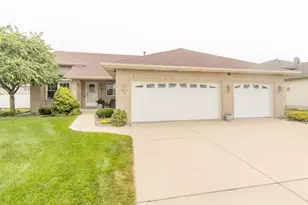 717 Sunflower Ln, Dyer, IN 46311 - Photo 1