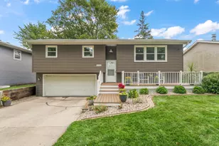 9539 Hawthorne Dr, Munster, IN 46321 - Photo 2