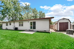 369 Riviera Cir, Valparaiso, IN 46385 - Photo 2