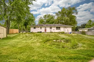 425 E Hilltop Ct, Lowell, IN 46356 - Photo 2
