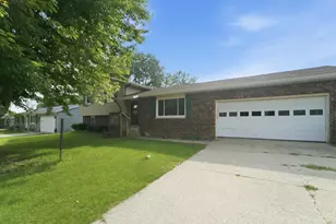 609 Black Oak Dr, Trail Creek, IN 46360 - Photo 1