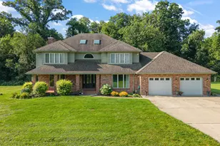 402 Rolling Meadow Dr, Valparaiso, IN 46385 - Photo 2