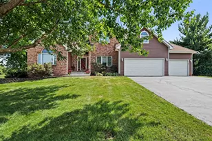 141 Kensington Dr, Valparaiso, IN 46385 - Photo 2