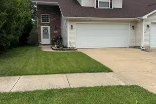 60 Lukes Ct, Hobart, IN 46342 - Photo 2