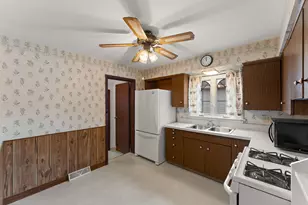 7525 Maryland Ave, Hammond, IN 46323 - Photo 6