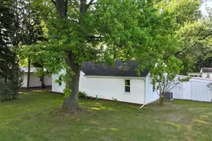 438 W Jefferson St, Winamac, IN 46996 - Photo 6