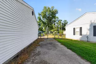2706 Streamside Dr, Columbus, IN 47203 - Photo 22