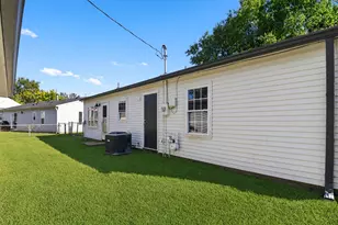 2706 Streamside Dr, Columbus, IN 47203 - Photo 2