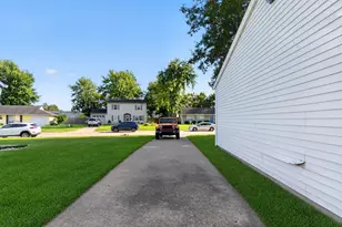 2706 Streamside Dr, Columbus, IN 47203 - Photo 4