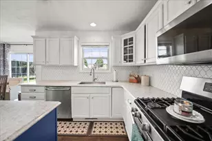 328 Pepper Creek Dr, Valparaiso, IN 46385 - Photo 6