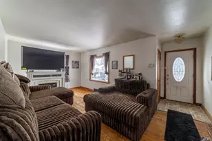132 Hendricks St, Michigan City, IN 46360 - Photo 4