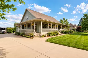 552 Fleetwood Dr N, Valparaiso, IN 46385 - Photo 2