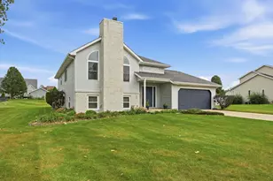 565 Waterford Ln, Valparaiso, IN 46385 - Photo 2