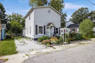 208 W Alyea St, Hebron, IN 46341 - Photo 2