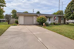 517 E Violet Dr, Francesville, IN 47946 - Photo 2