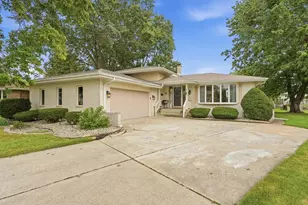 526 Cedar Ct, Munster, IN 46321 - Photo 1
