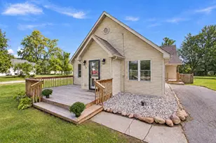 825 Carnation St SE, Demotte, IN 46310 - Photo 2