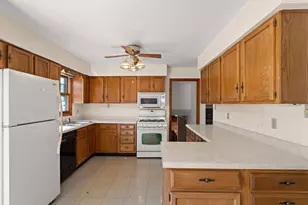 7465 Grant St, Merrillville, IN 46410 - Photo 8