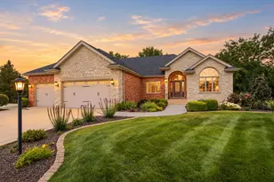 910 Hawk Cir, Crown Point, IN 46307 - Photo 2