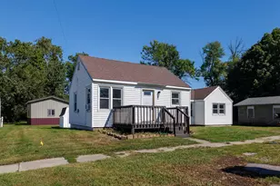 124 W School St, Wolcott, IN 47995 - Photo 1