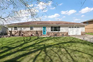 9542 Roosevelt Pl, Crown Point, IN 46307 - Photo 2