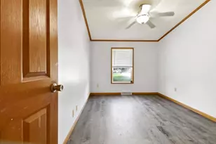 62 E Division Rd, Valparaiso, IN 46383 - Photo 10