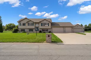 922 Plantation Rd, Valparaiso, IN 46385 - Photo 1