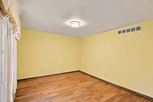 401 Shorewood Ct, Valparaiso, IN 46385 - Photo 10