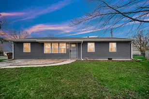 426 Nantucket Rd, Valparaiso, IN 46385 - Photo 1