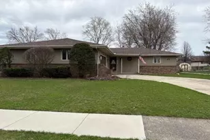 943 Pawnee Dr, Crown Point, IN 46307 - Photo 1