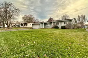 421 Sandalwood Dr, Valparaiso, IN 46385 - Photo 1