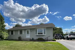 102 Beech Ct, Hebron, IN 46341 - Photo 1