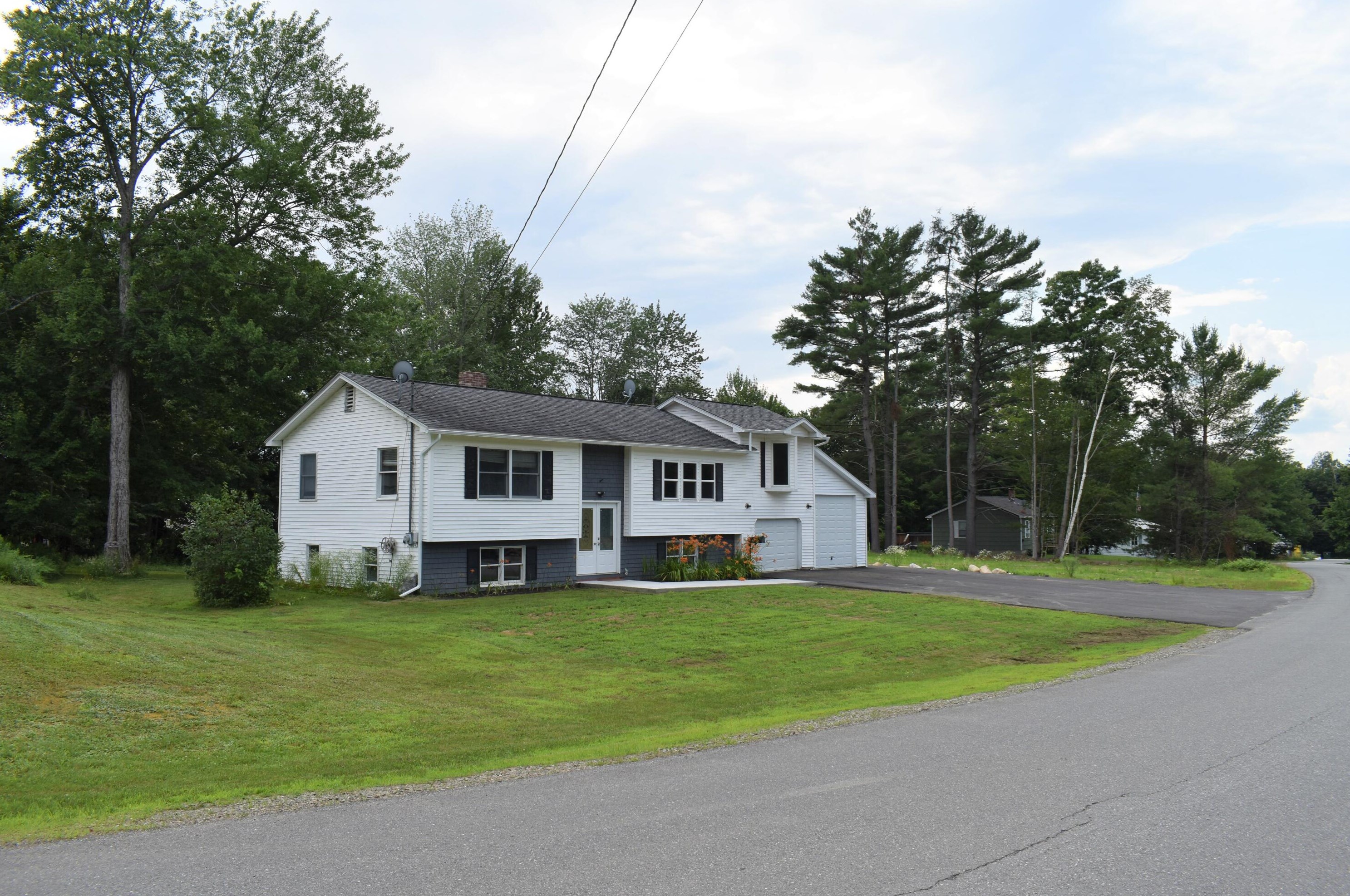 11 Evergreen Dr, Lincoln, ME 04457 exterior