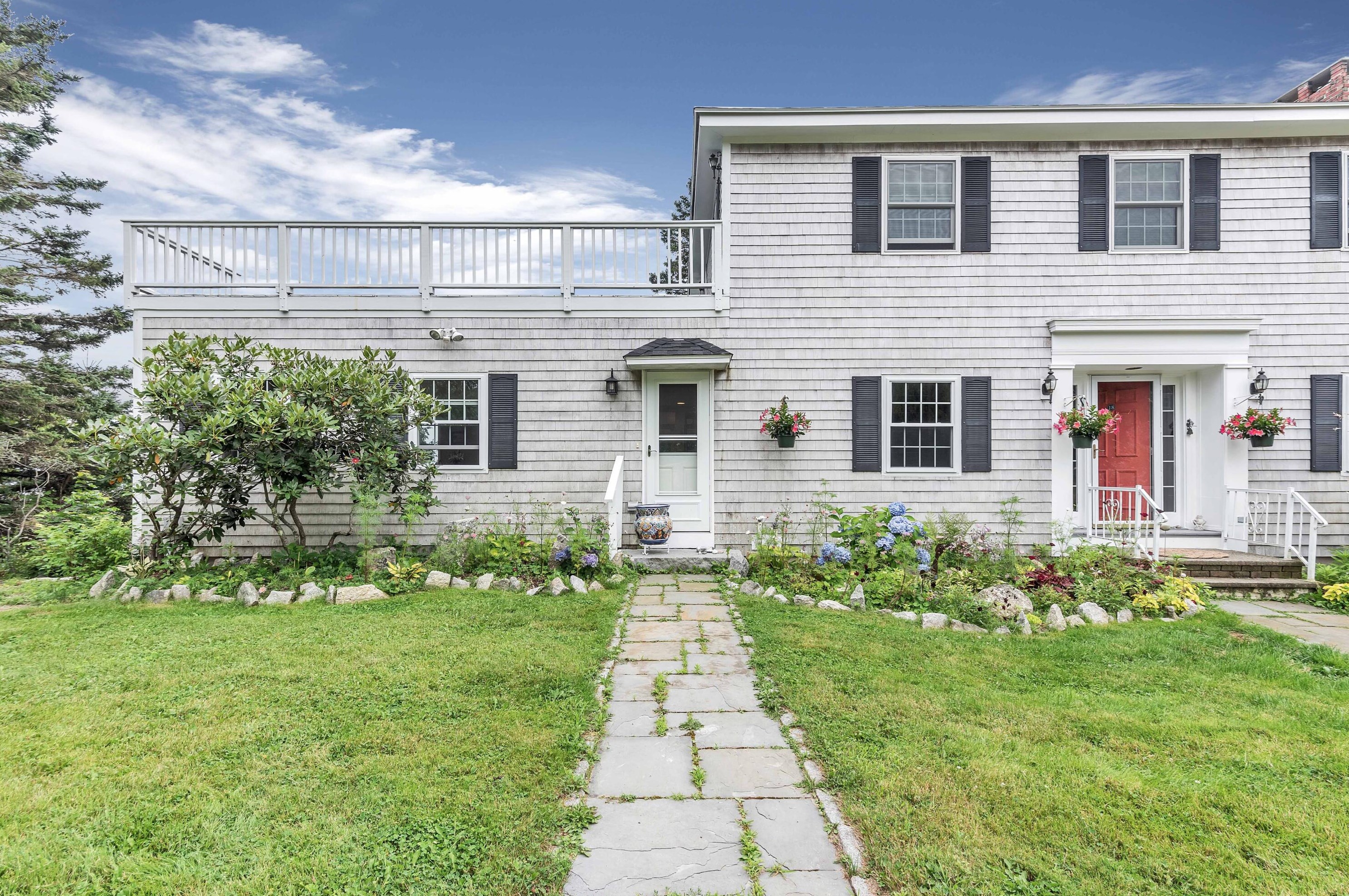 18 Bridges Point Ln, Brooklin, ME 04616-3558