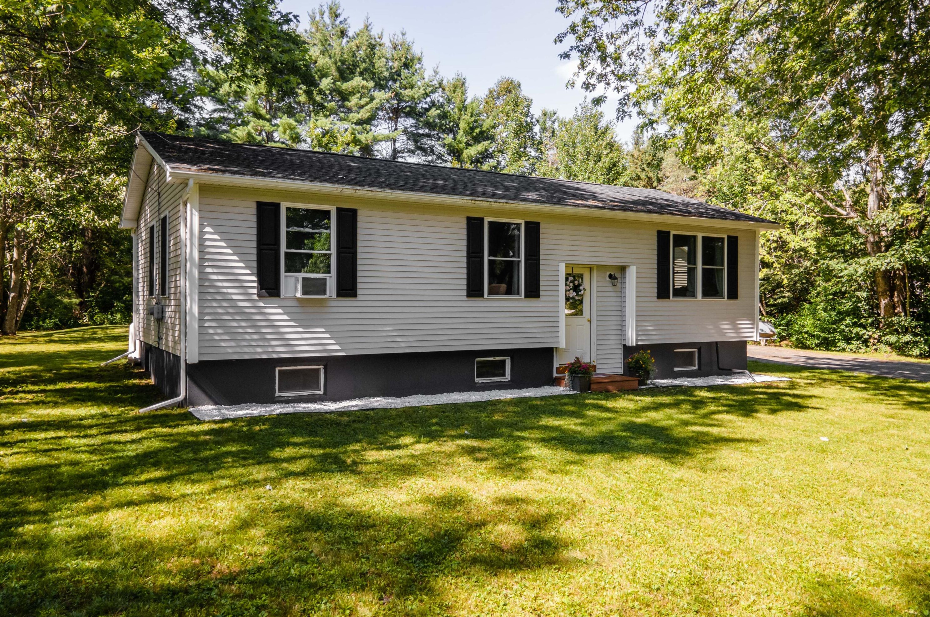 27 Lakeview Rd, Bangor, ME 04401 exterior