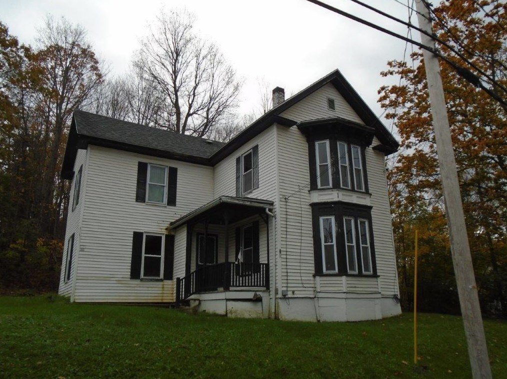 41 Windsor St, Randolph, ME 04346