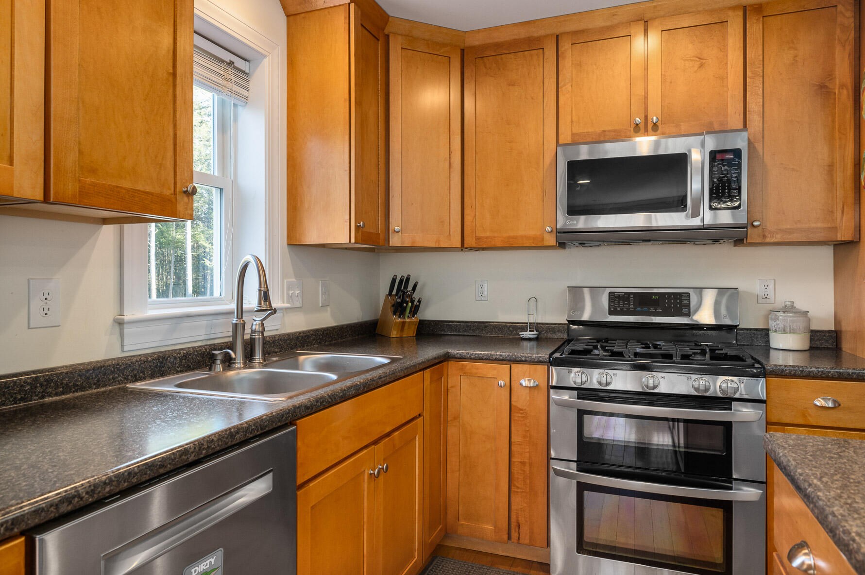 33 Greenbriar Dr, Eliot, ME 03903
