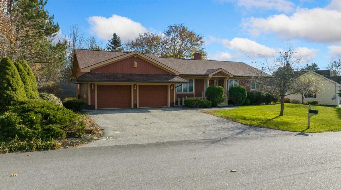 7 Kensington Ter, Lewiston, ME 04240-3628