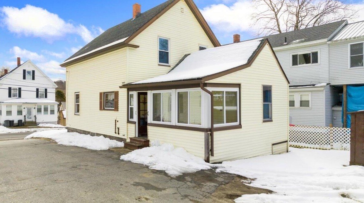56 Knapp St, Livermore Falls, ME 04254-1541