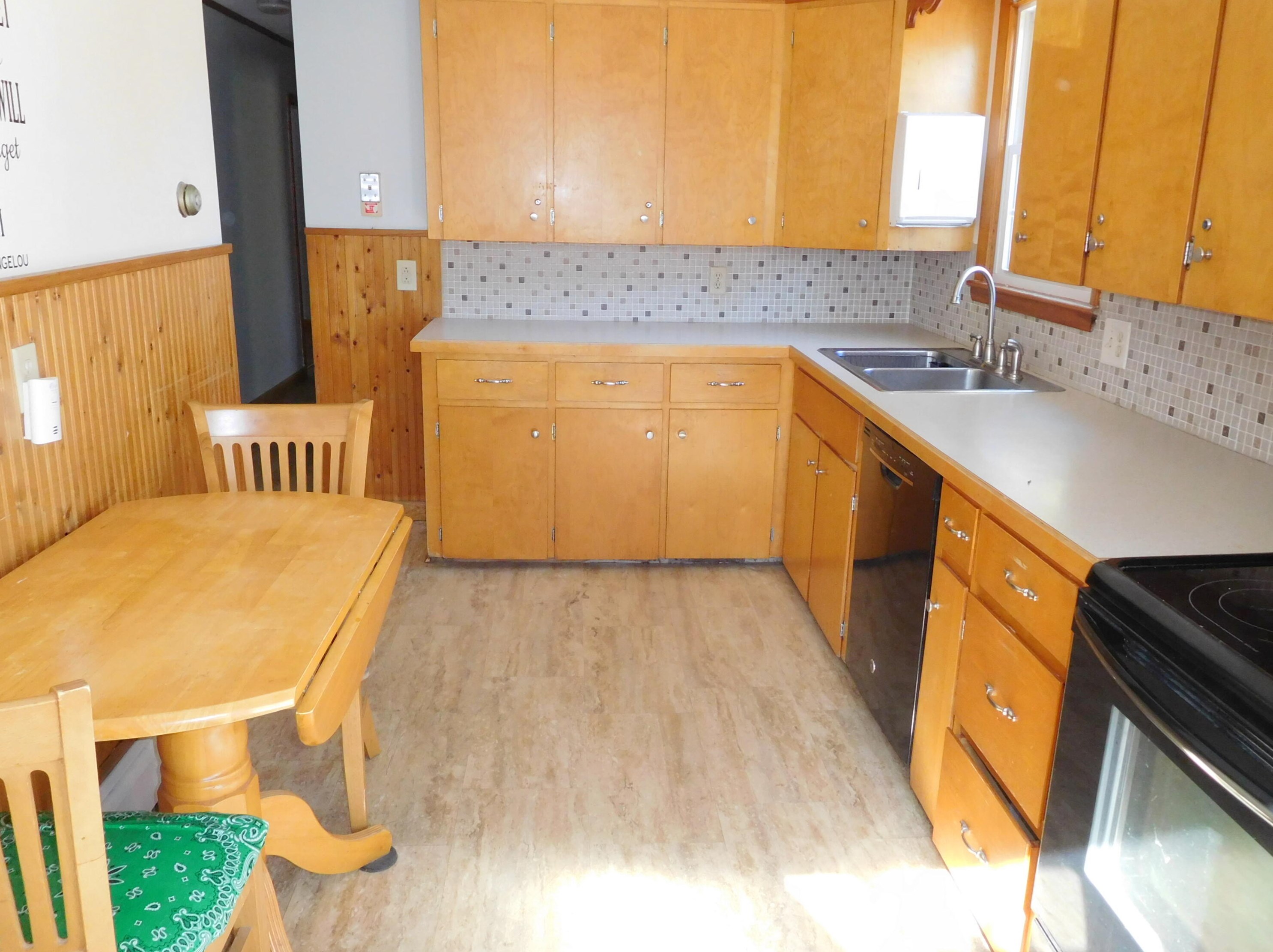 10 Colby St, Auburn, ME 04210-6410