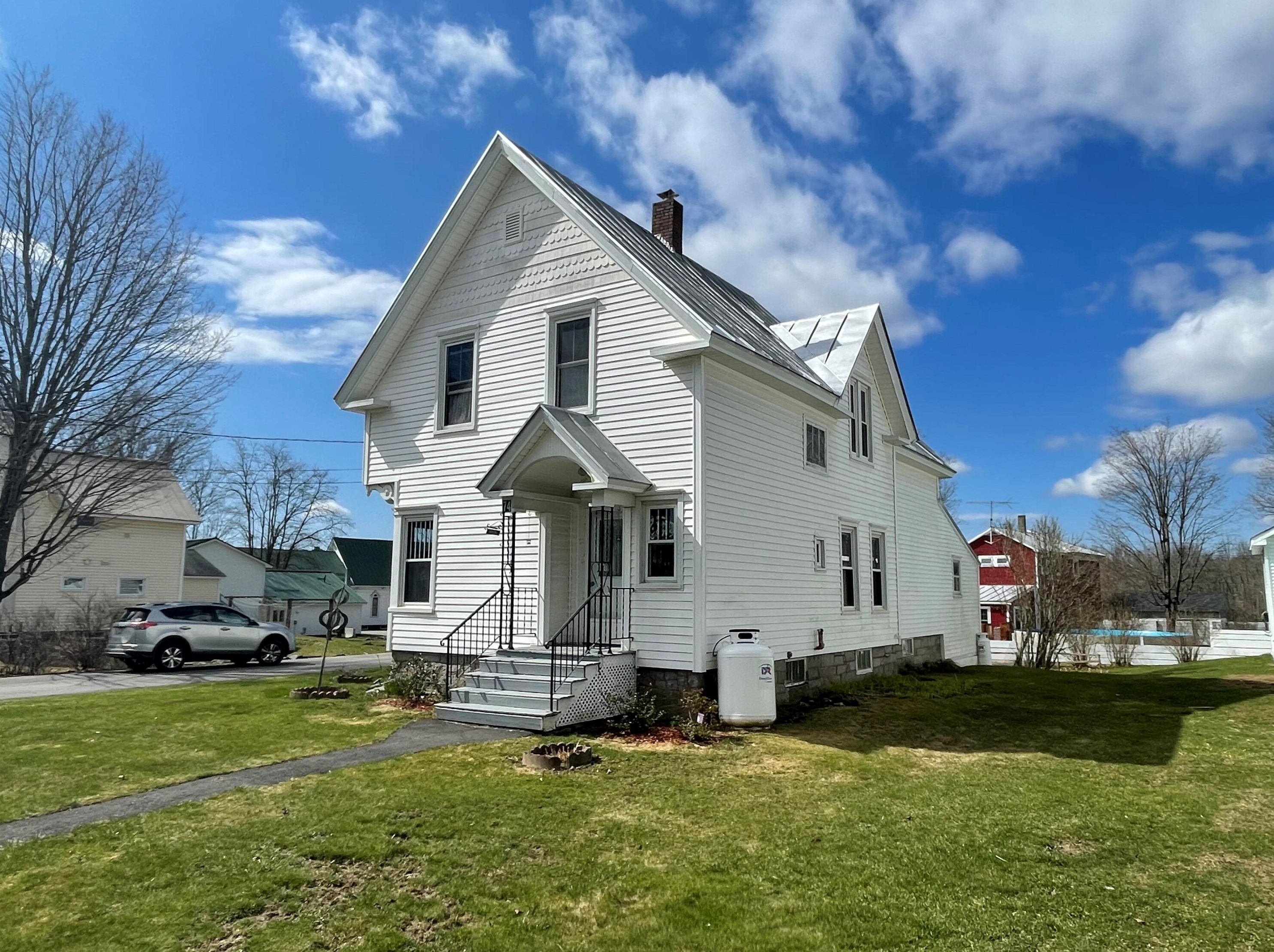 74 Railroad St, Clinton, ME 04927