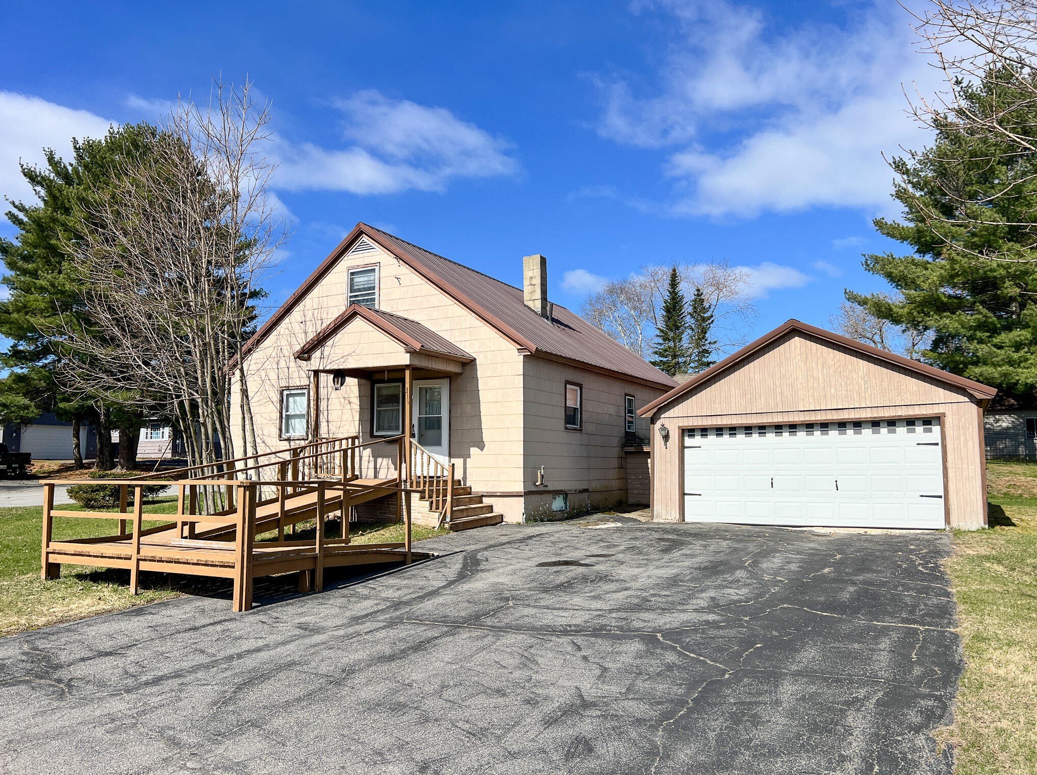 1 High St, East Millinocket, ME 04430