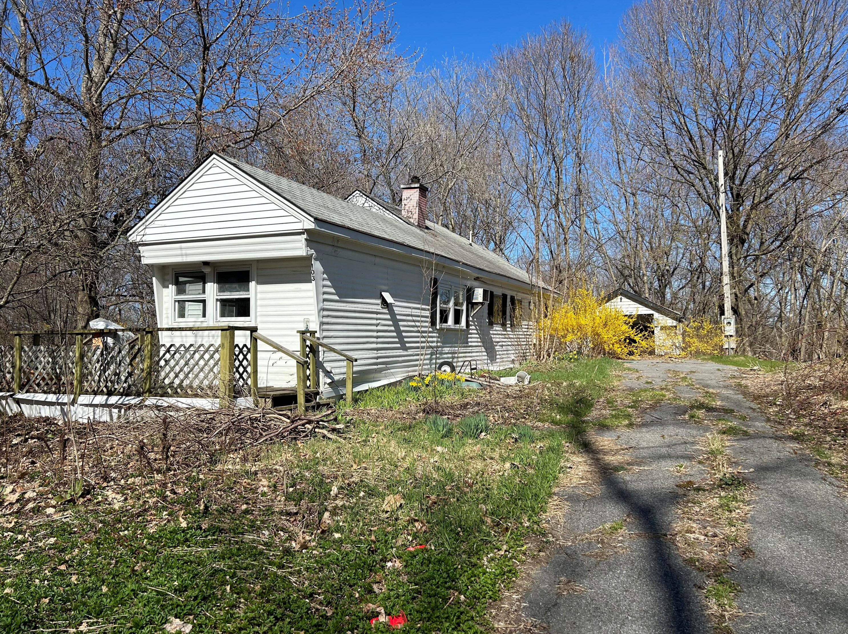 103 Bray Ave, Fairfield, ME 04937-4305