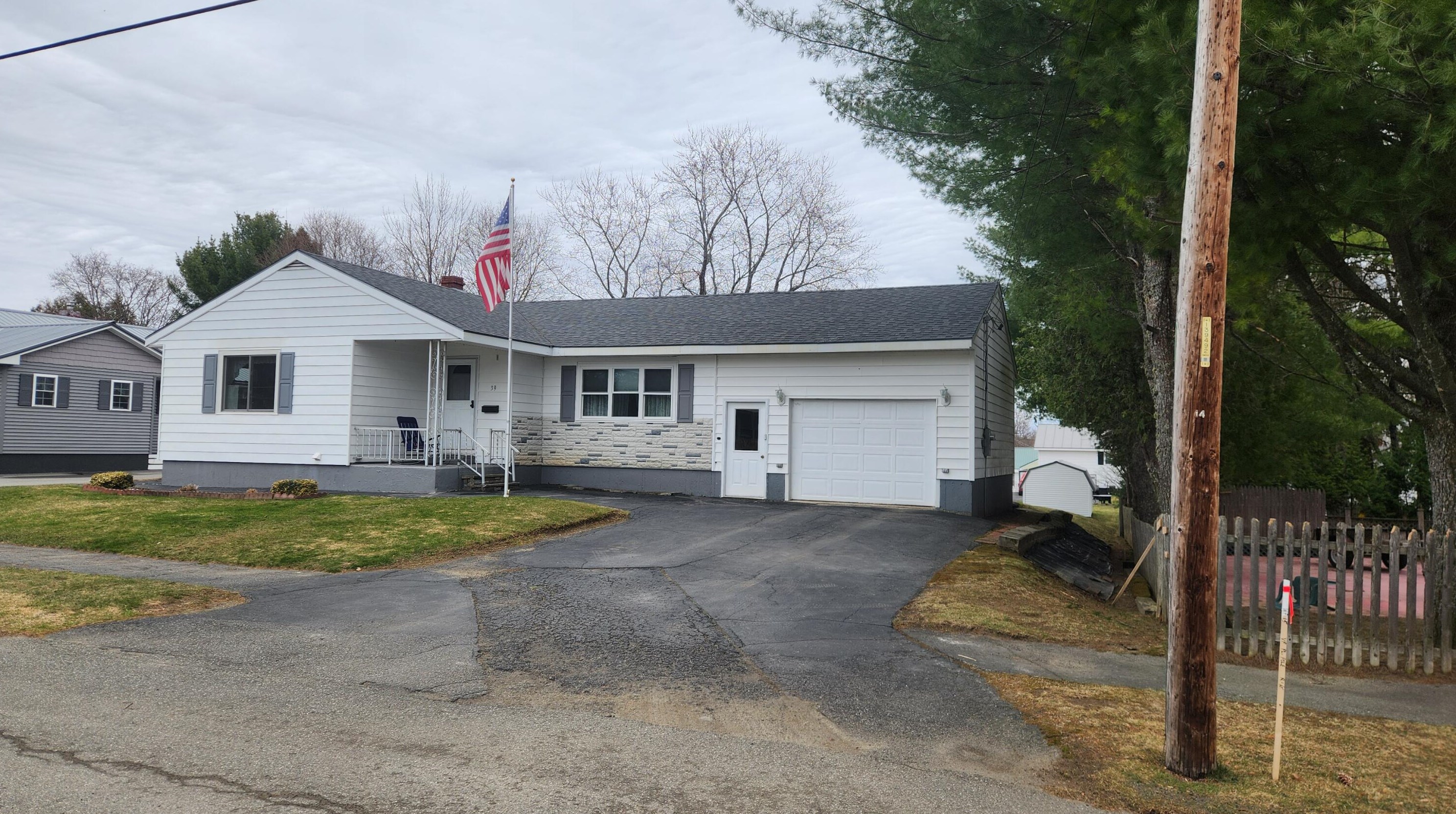 39 Pine St, East Millinocket, ME 04430-1118