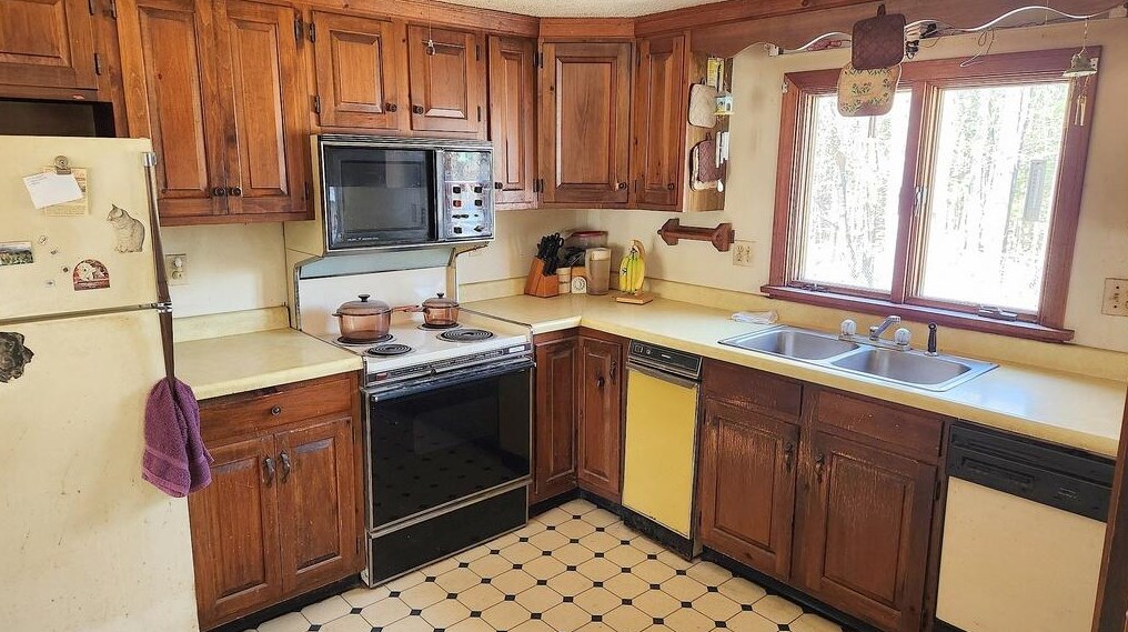 24 Belgrade Rd, Manchester, ME 04351-3035