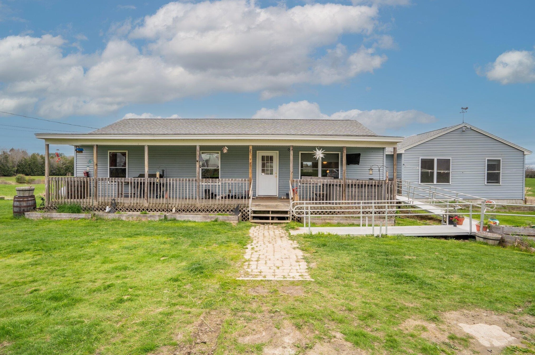 812 Gardiner Rd, Wales, ME 04280