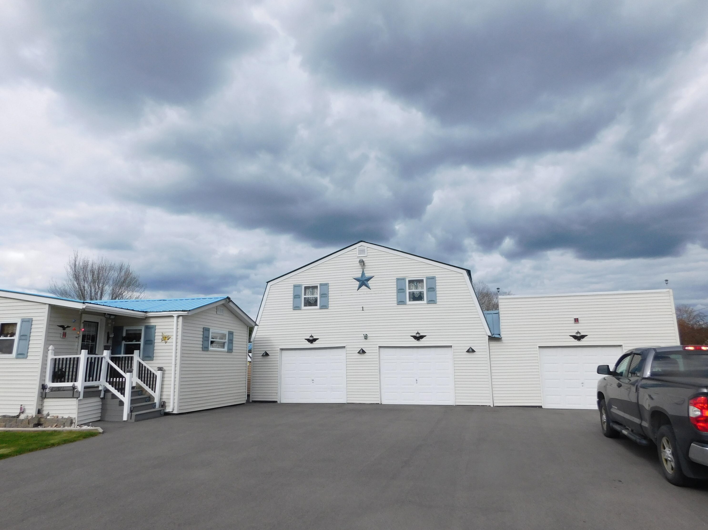 1 Highland Ave, Bradley, ME 04411-5143