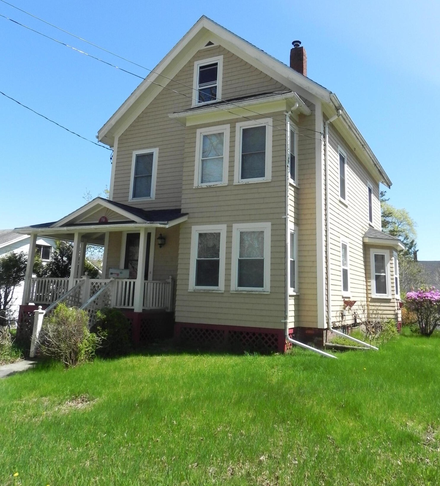 16 Charles St, Machias, ME 04654-1028